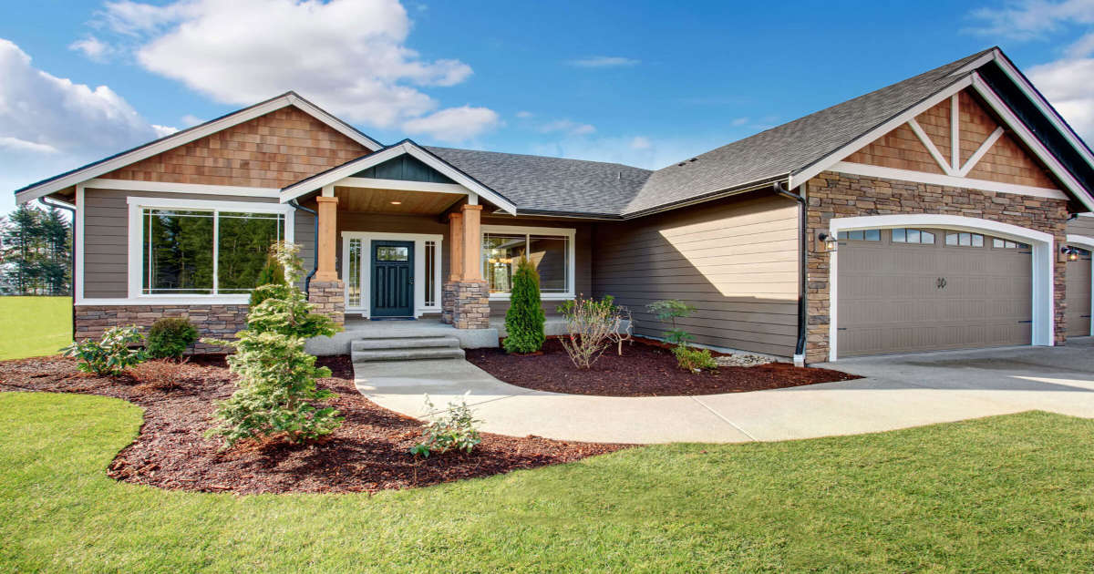 House with Polaris Renovations? D6 Insulated Siding